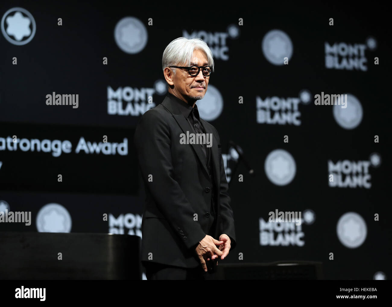 Tokyo, Giappone. Xxi Dec, 2016. Compositore giapponese Ryuichi Sakamoto, membro della Yellow Magic Orchestra (YMO) parla dopo che egli ha ricevuto Montblanc de la Culture Arts Patronage Award a Tokyo il Mercoledì, 21 dicembre 2016. Sakamoto ha giocato il suo schermo musica 'Buon Natale il Sig. Lawrence' con giovani musicisti. © Yoshio Tsunoda/AFLO/Alamy Live News Foto Stock