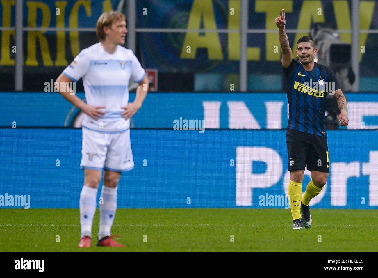 Milano, Italia. Xxi Dec, 2016. Mai Banega (destra) di FC Internazionale festeggia dopo aver segnato il gol di apertura durante la serie di una partita di calcio tra FC Internazionale e SS Lazio. FC Internazionale vince 3-0 su SS Lazio. Credito: Nicolò Campo/Alamy Live News Foto Stock