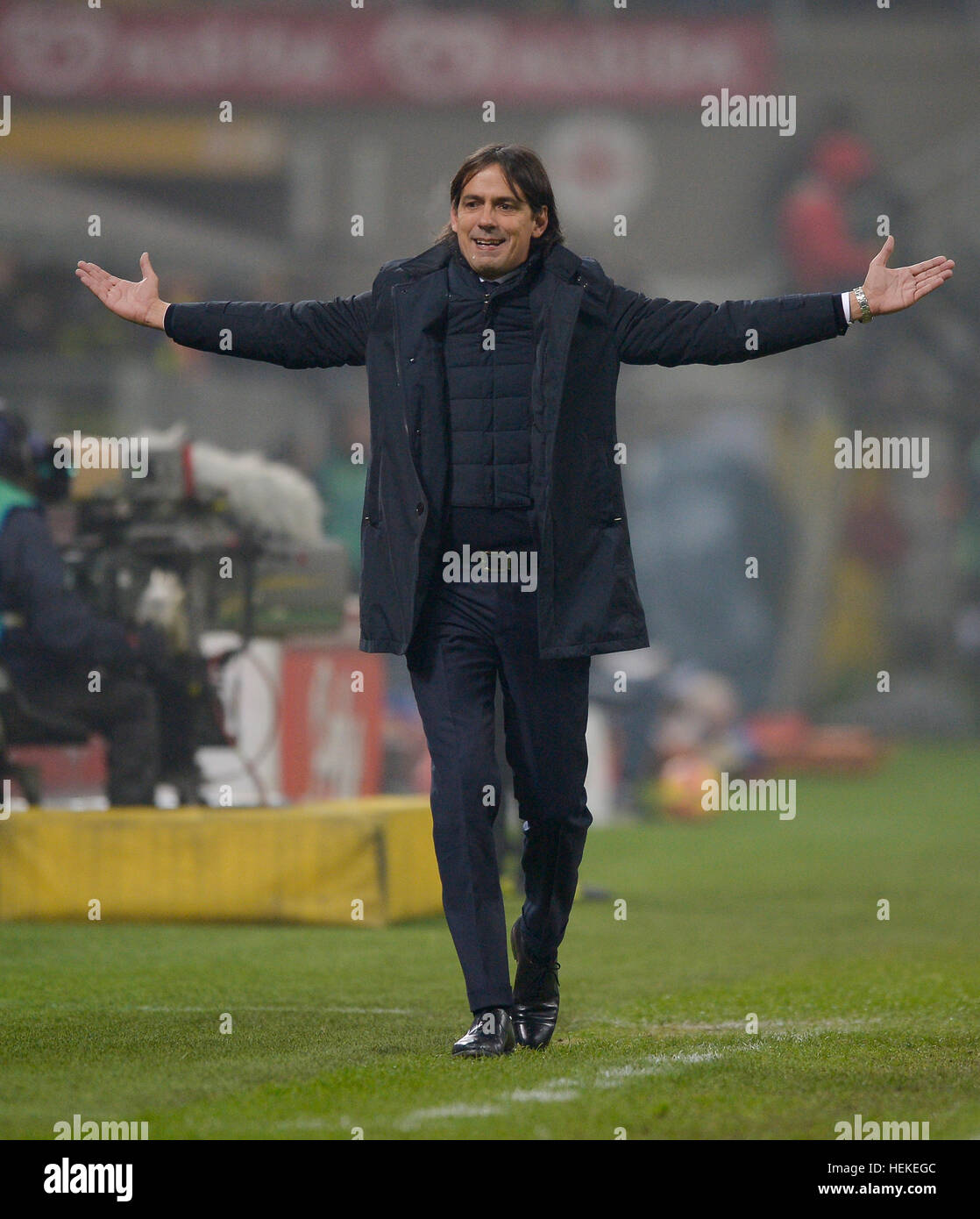 Milano, Italia. Xxi Dec, 2016. Simone INZAGHI, allenatore della SS Lazio, gesti durante la serie di una partita di calcio tra FC Internazionale e SS Lazio. FC Internazionale vince 3-0 su SS Lazio. Credito: Nicolò Campo/Alamy Live News Foto Stock