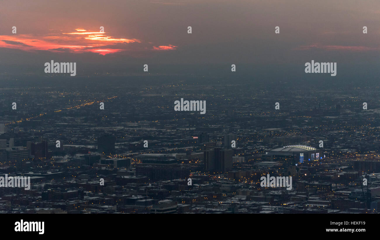 Chicago, Stati Uniti d'America. Il 21 dicembre 2016. Meteo. Il sole tramonta sul il solstizio d'inverno, il giorno più corto dell'anno, come visto da 360 Chicago, la piattaforma di osservazione del John Hancock Building. La United Center, Casa dei Chicago Bulls squadra di basket si è visto, in basso a destra. Da domani, ogni giorno potranno godere di un po' di più la luce del giorno. © Stephen Chung / Alamy Live News Foto Stock
