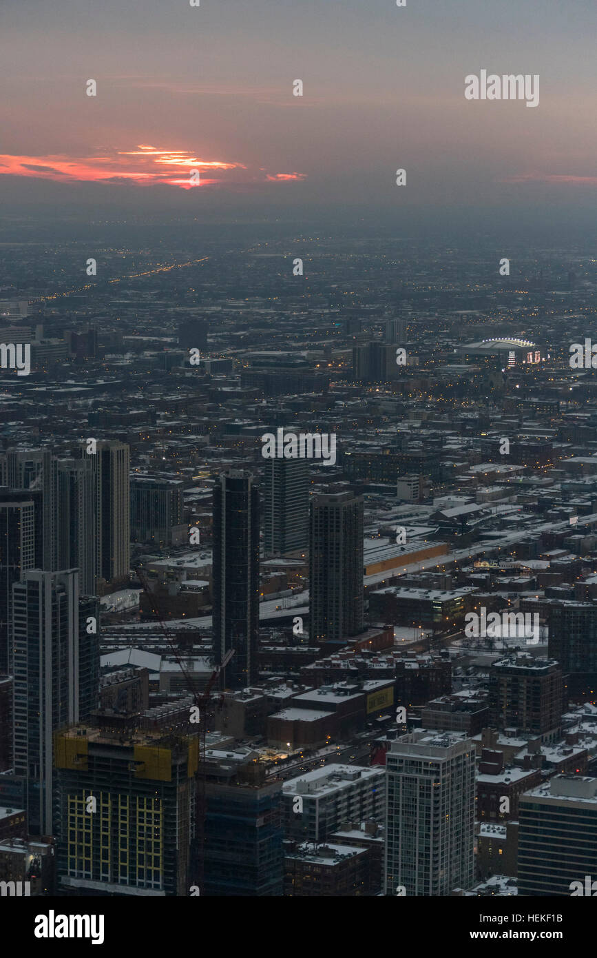 Chicago, Stati Uniti d'America. Il 21 dicembre 2016. Meteo. Il sole tramonta sul il solstizio d'inverno, il giorno più corto dell'anno, come visto da 360 Chicago, la piattaforma di osservazione del John Hancock Building. La United Center, Casa dei Chicago Bulls squadra di basket si è visto, a destra. Da domani, ogni giorno potranno godere di un po' di più la luce del giorno. © Stephen Chung / Alamy Live News Foto Stock