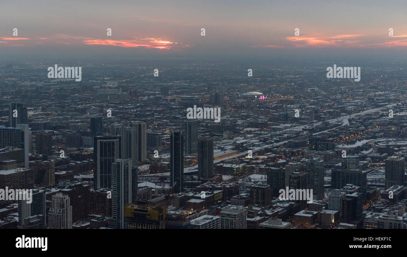 Chicago, Stati Uniti d'America. Il 21 dicembre 2016. Meteo. Il sole tramonta sul il solstizio d'inverno, il giorno più corto dell'anno, come visto da 360 Chicago, la piattaforma di osservazione del John Hancock Building. La United Center, Casa dei Chicago Bulls squadra di basket si è visto, centro. Da domani, ogni giorno potranno godere di un po' di più la luce del giorno. © Stephen Chung / Alamy Live News Foto Stock