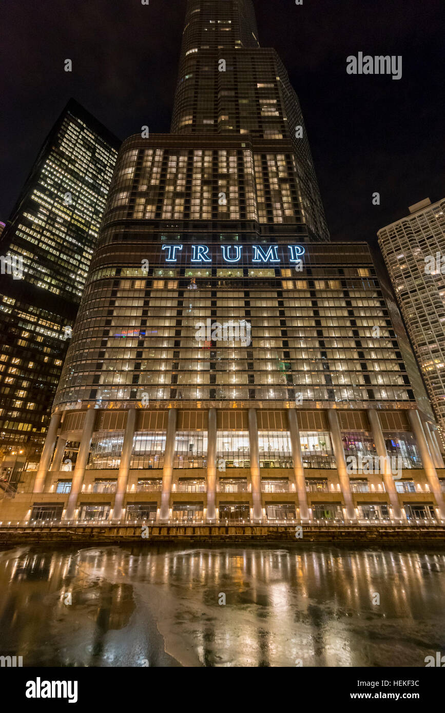 Chicago, Stati Uniti d'America. Il 21 dicembre 2016. Il Trump International Hotel & Tower Chicago è visto durante la notte nel centro cittadino. Presidente-eletto, Donald Trump secondo come riferito ha annunciato che egli farà un passo verso il basso dalla sua esecuzione di imprese, tali proprietà e alberghi, quando egli assume ufficialmente il ruolo di Presidente degli Stati Uniti. © Stephen Chung / Alamy Live News Foto Stock