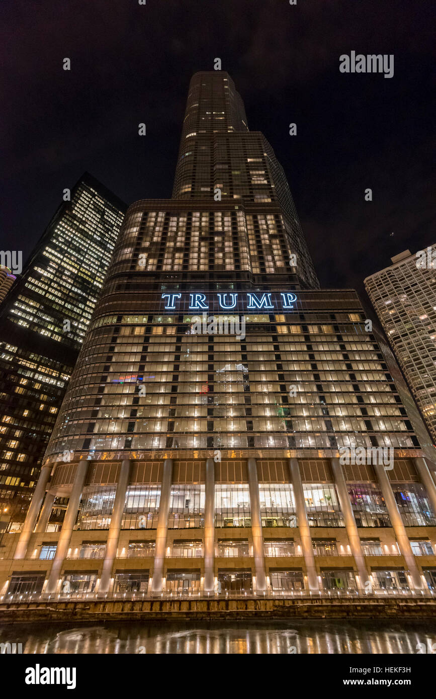 Chicago, Stati Uniti d'America. Il 21 dicembre 2016. Il Trump International Hotel & Tower Chicago è visto durante la notte nel centro cittadino. Presidente-eletto, Donald Trump secondo come riferito ha annunciato che egli farà un passo verso il basso dalla sua esecuzione di imprese, tali proprietà e alberghi, quando egli assume ufficialmente il ruolo di Presidente degli Stati Uniti. © Stephen Chung / Alamy Live News Foto Stock