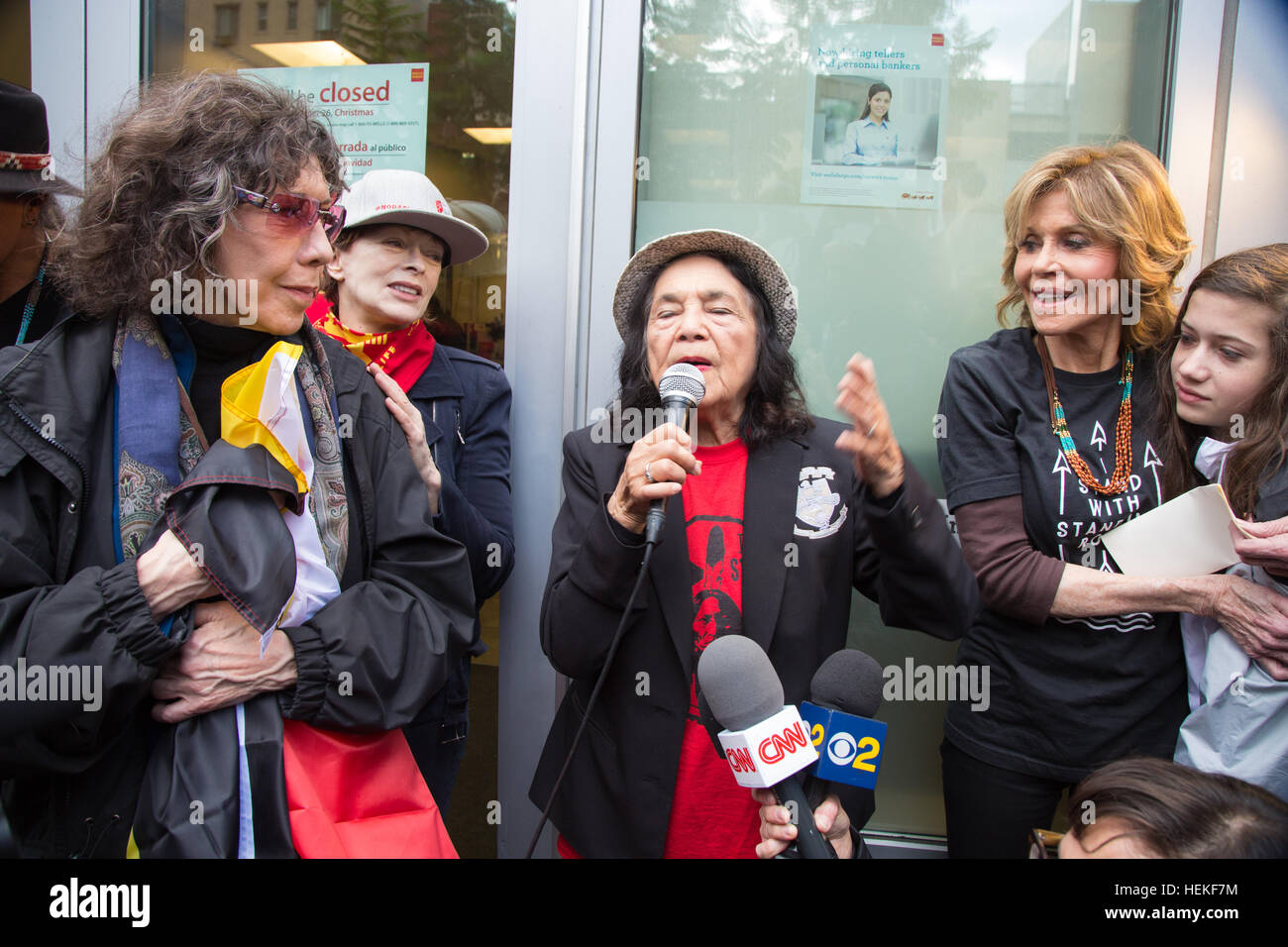 Hollywood, California, USA. 21 dicembre 2016. attivista del lavoro dolores huerta parla a Jane Fonda #bankexit rally con attrici lily tomlin, Frances Fisher e Jane Fonda mentre tiene il suo nipote viva vadim davanti a Wells Fargo Bank in Hollywood, California, Stati Uniti d'America. © sheri determan/alamy live news credito: sheri determan/alamy live news Foto Stock