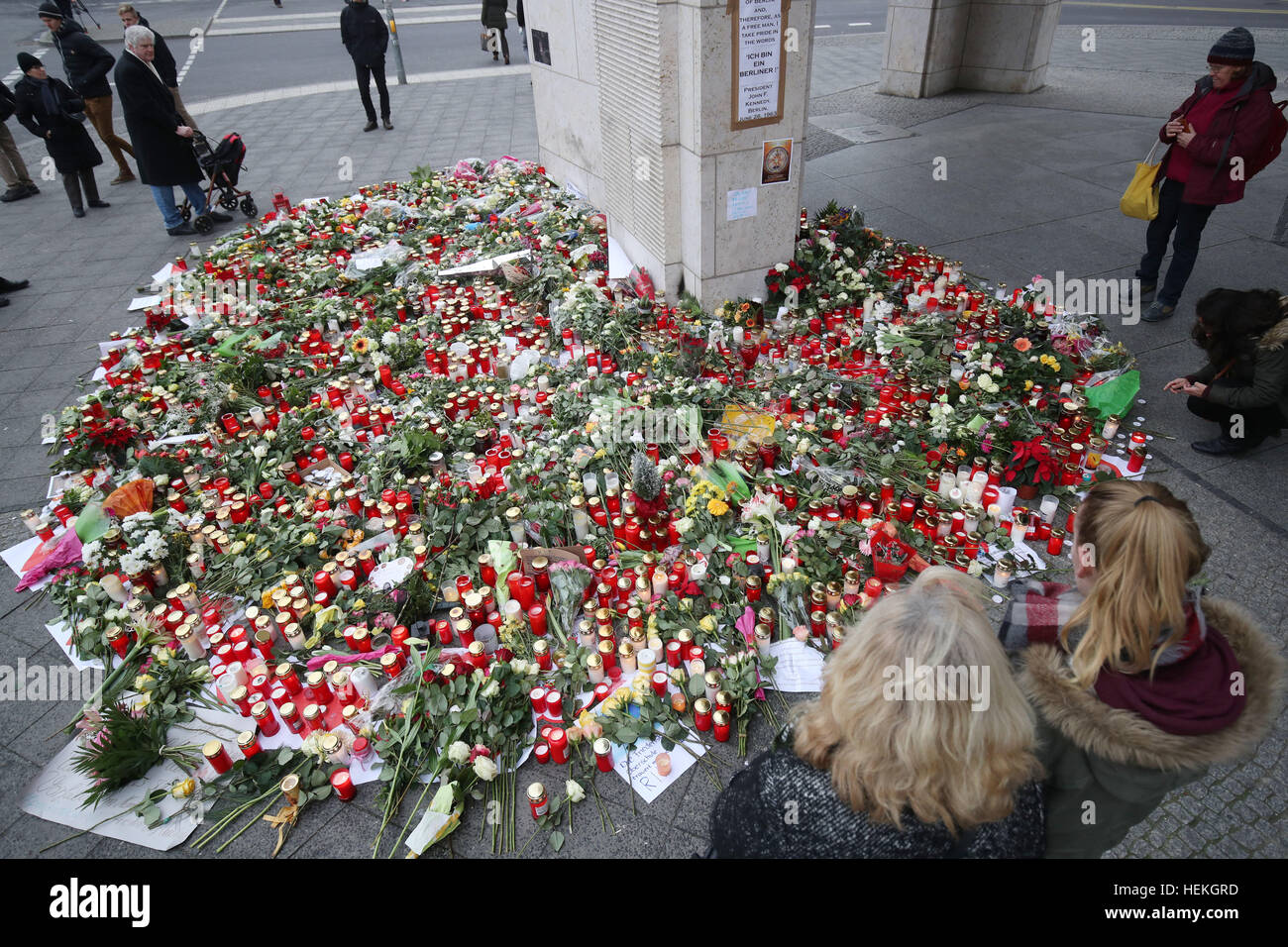 Berlino, Germania. 22 Dic, 2016. I passanti da fermare a guardare un mare di candele e fiori all'recentemente riaperto Breitscheidplatz mercatino di Natale a Berlino, Germania, 22 dicembre 2016. Un attacco del carrello sul mercato il lunedì sera (19.12) uccisi dodici persone e il ferimento di un altro 50, molti di loro sul serio. Foto: Michael Kappeler/dpa/Alamy Live News Foto Stock