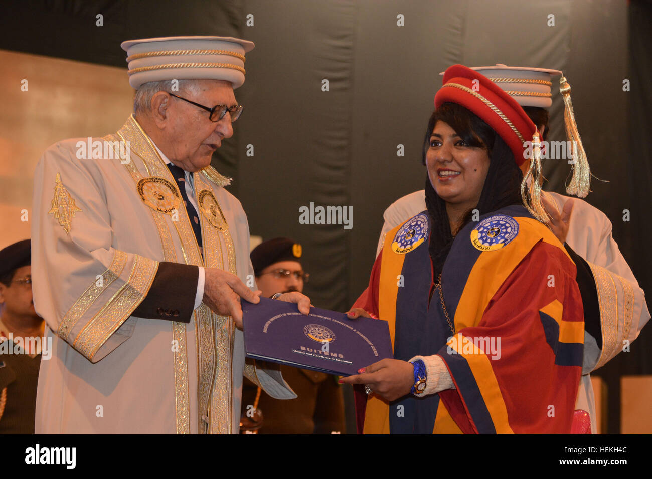 Quetta, Pakistan. 22 Dic, 2016. Governatore di Balochistan il sig. Muhammad Khan Achakzai premi di laurea lo studente di successo durante il XII convocazione annuale cerimonia di Balochistan Università di Tecnologia Informatica ingegneria e scienze di gestione tenutasi il Giovedi, Dicembre 22, 2016 a BUITEMS premessa a Quetta in Pakistan. © Din Muhammad Watanpaal ZMA/foto/Alamy Live News Foto Stock