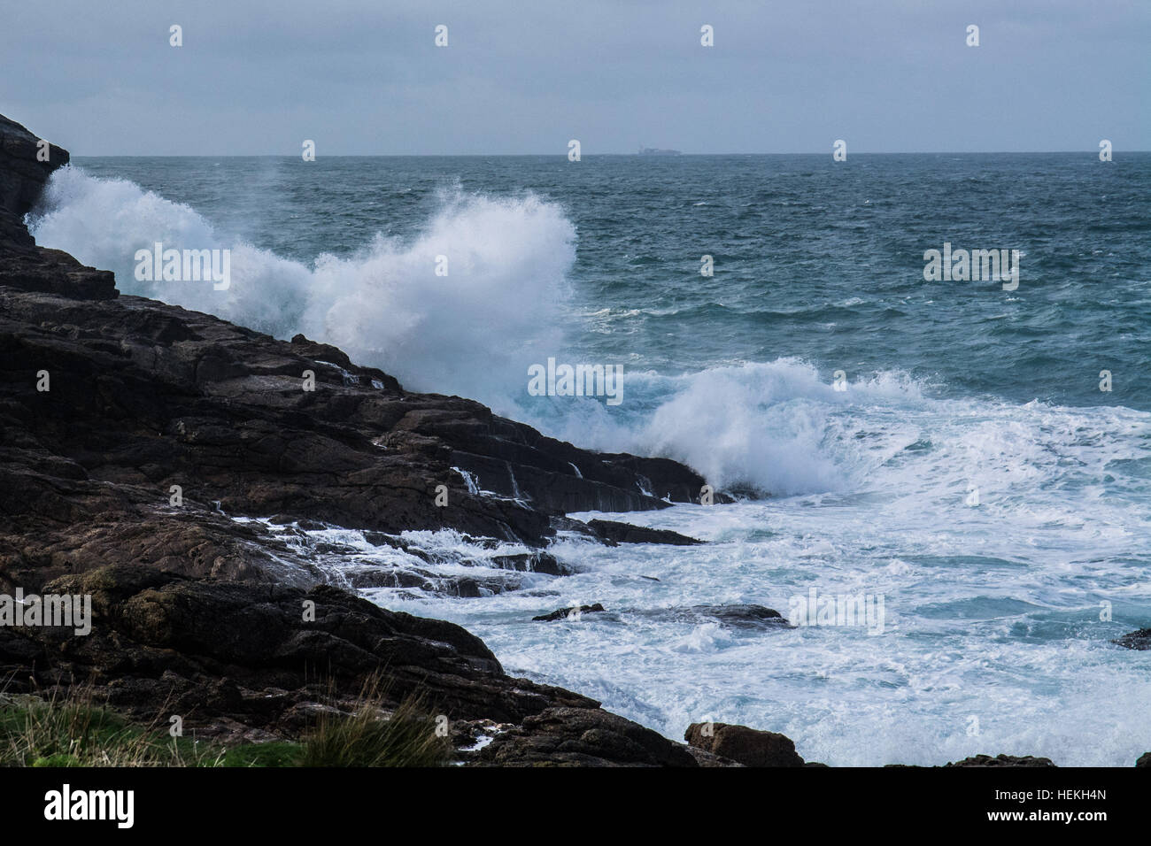 Sennen, Cornwall, Regno Unito. Il 22 dicembre 2016. Regno Unito Meteo. I forti venti e le onde a partire da colpire Sennen Cove come tempesta Barbara approcci. Credito: Simon Maycock/Alamy Live News Foto Stock
