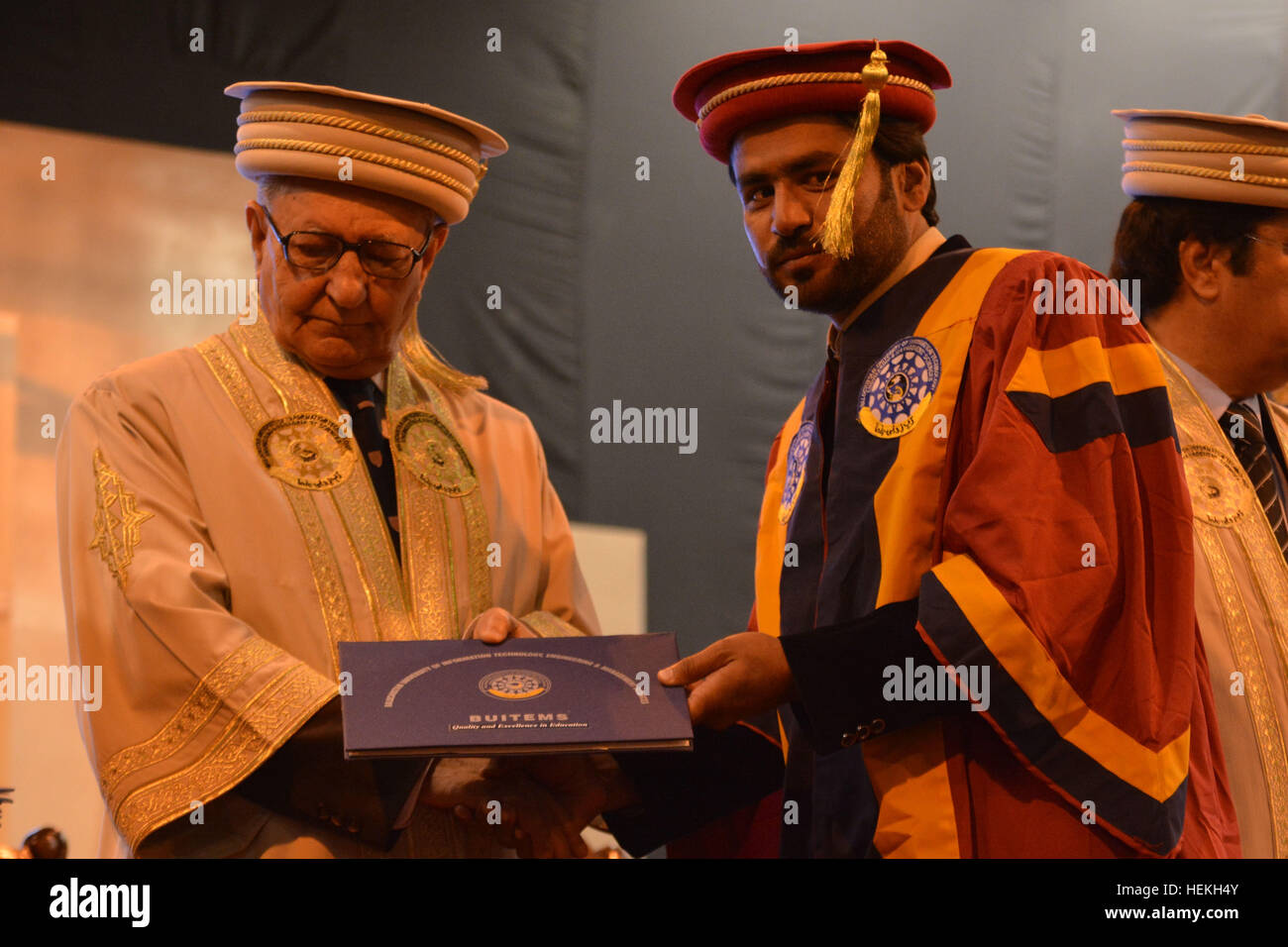 Quetta, Pakistan. 22 Dic, 2016. Governatore di Balochistan il sig. Muhammad Khan Achakzai premi di laurea lo studente di successo durante il XII convocazione annuale cerimonia di Balochistan Università di Tecnologia Informatica ingegneria e scienze di gestione tenutasi il Giovedi, Dicembre 22, 2016 a BUITEMS premessa a Quetta in Pakistan. © Din Muhammad Watanpaal ZMA/foto/Alamy Live News Foto Stock