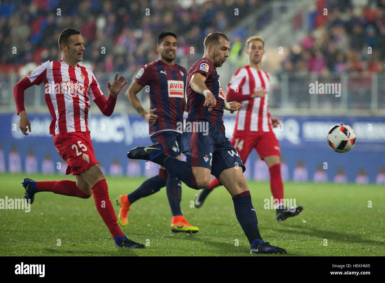 Match Day , del CEN Copa del Rey 2016 - 2017 stagione tra S.D Eibar e Sporting de Gijón, giocato Ipurua Stadium Mercoledì, Dicembre 21th, 2016. Eibar, Spagna. 26 Lejeune Foto Stock