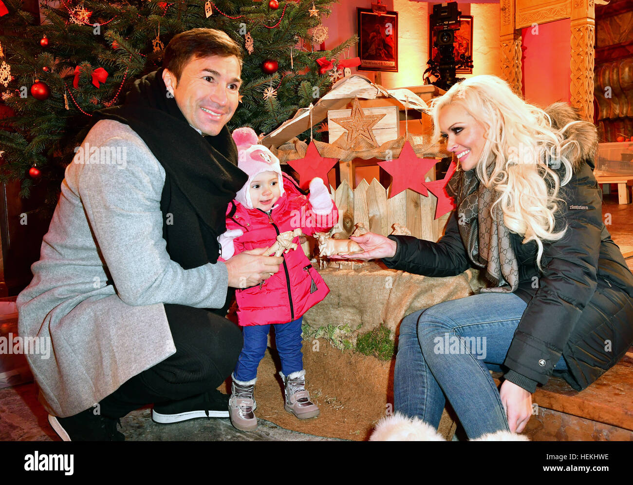 Star televisiva Daniela Katzenberger, suo marito Lucas Cordalis, e la figlia Sophia ridere nella cappella a Schloss Prielau in Zell am See, Austria, 22 dicembre 2016. Il giovane si sta preparando per la celebrazione della Messa di Natale 'Daniela und Lucas - das Weihnachtsfest Live, ' che può essere visto il 24 dicembre 2016 su RTL II. Foto: Ursula Düren/dpa Foto Stock