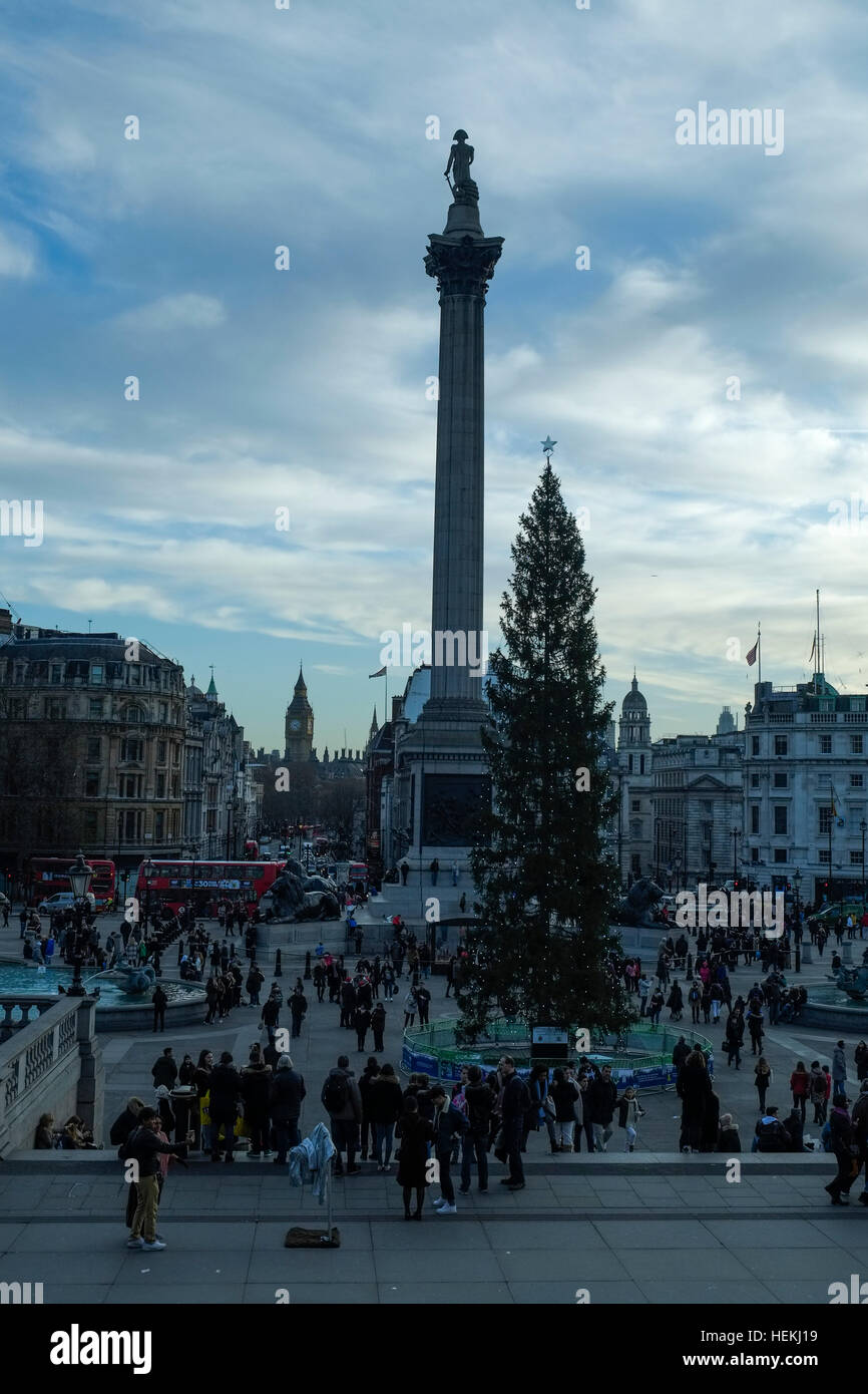 Londra, Regno Unito. Il 22 dicembre 2016. Unseasonal clima mite a Londra con temperature intorno ai 9 gradi prima di tempesta Barbara fa approdo venerdì portando al vento fino a 90km/h. © claire doherty/Alamy Live News Foto Stock