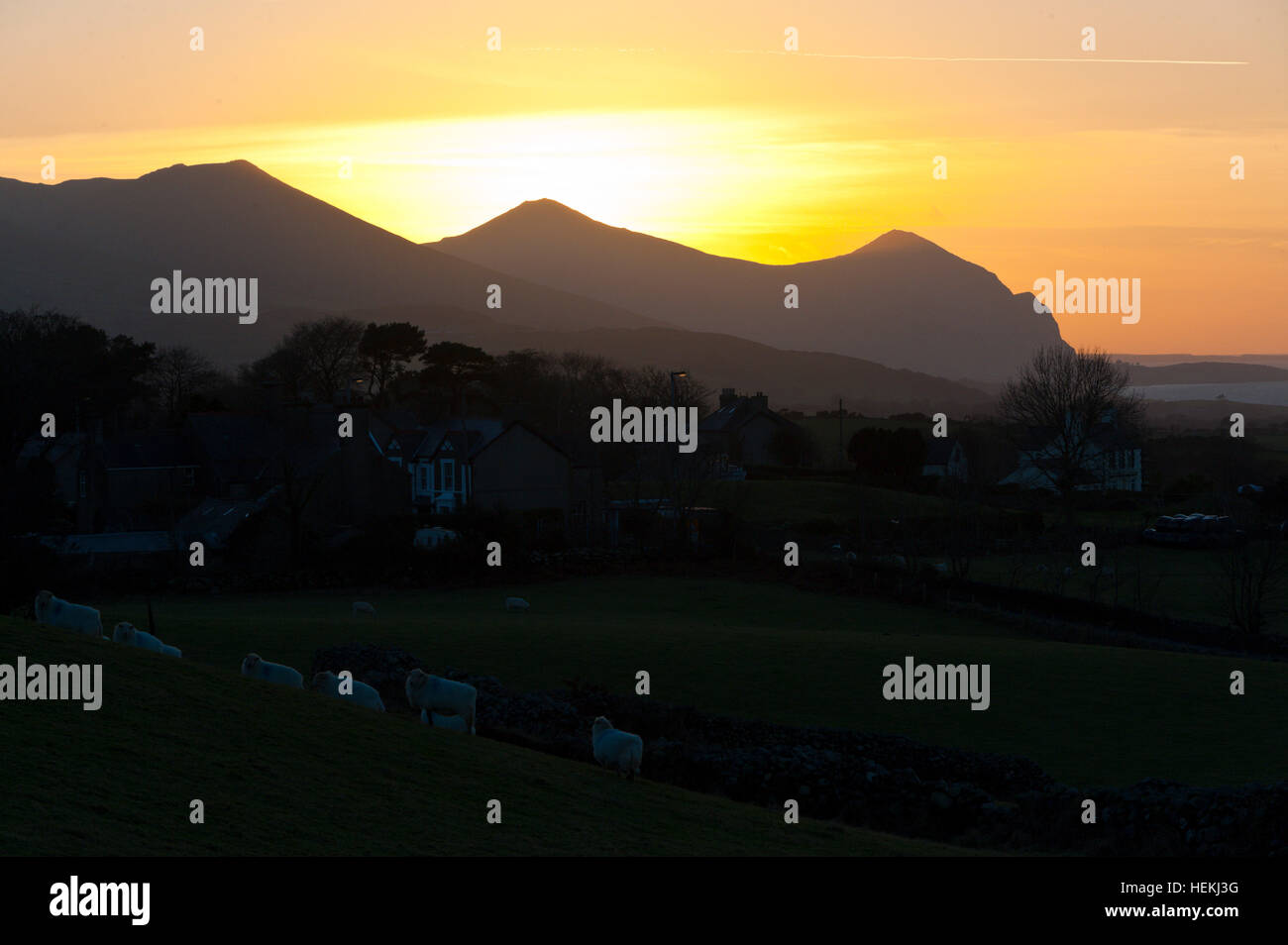 Gwynedd County, Parco Nazionale di Snowdonia, Wales, Regno Unito. Meteo. Un bel tramonto è visto su Cadair Idris gamma di montagne sulla costa gallese in Gwynedd County nel Parco Nazionale di Snowdonia il primo giorno dopo il Solstizio d'inverno come i giorni iniziano a farsi più - Il daylength a Londra, Regno Unito oggi è 7 ore 49 minuti 44 secondi di durata. © Graham M. Lawrence/Alamy Live News Foto Stock