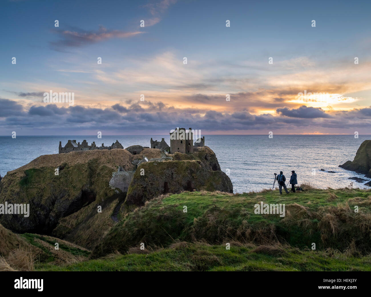 Fotografi catturare il sunrise questa mattina al castello di Dunnottar, vicino a Aberdeen in Scozia. Foto Stock