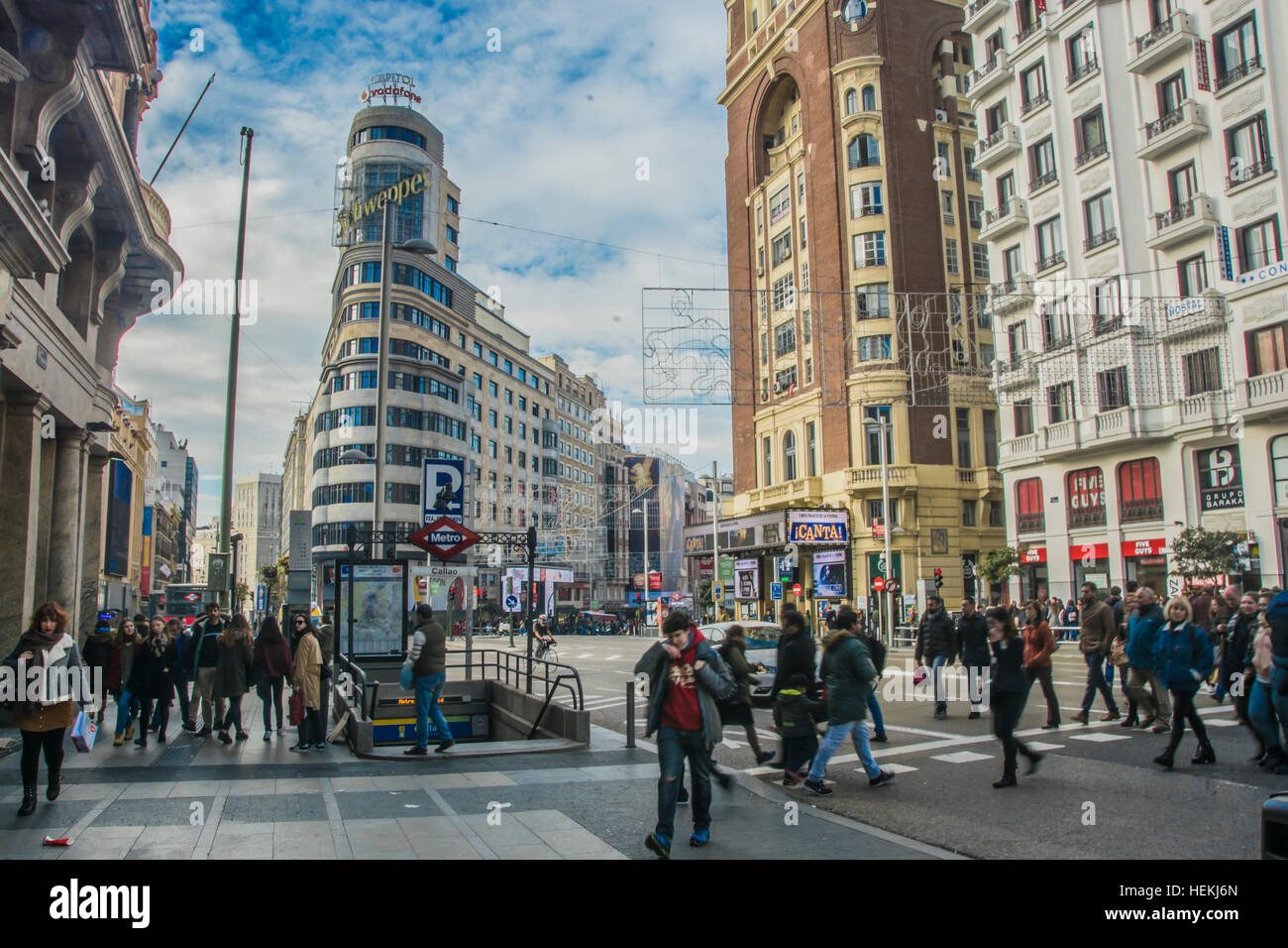 Il consiglio della città di Madrid decide di ridurre a due corsie per veicoli in Gran Via Avenue, adesso è permettere di far circolare le biciclette, moto, autobus, automobili private wit a emissioni zero, taxi i residenti e pacchetto società veicolo. La pavimentazione adesso è esteso attraverso recinzioni installato sulla strada. Foto Stock