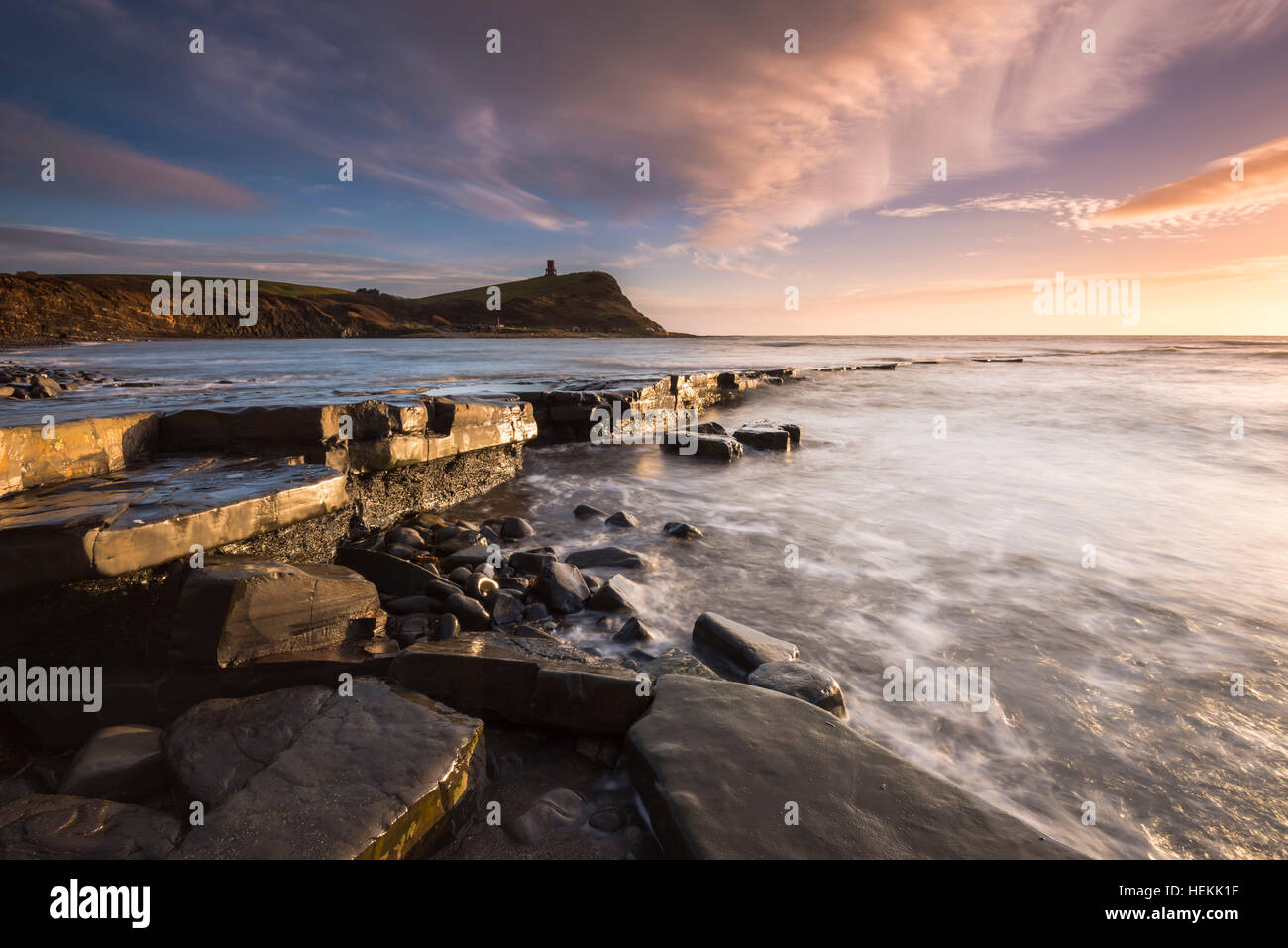 Kimmeridge Bay, Dorset, Regno Unito. Il 22 dicembre 2016. Regno Unito Meteo. Luce calda del sole bagna il paesaggio durante il tramonto a Kimmeridge Bay su Jurassic Coast di Dorset sulla calma dicembre pomeriggio guardando verso Clavell torre che si trova sulla scogliera sopra la baia. Immagine: Graham Hunt/Alamy Live News Foto Stock