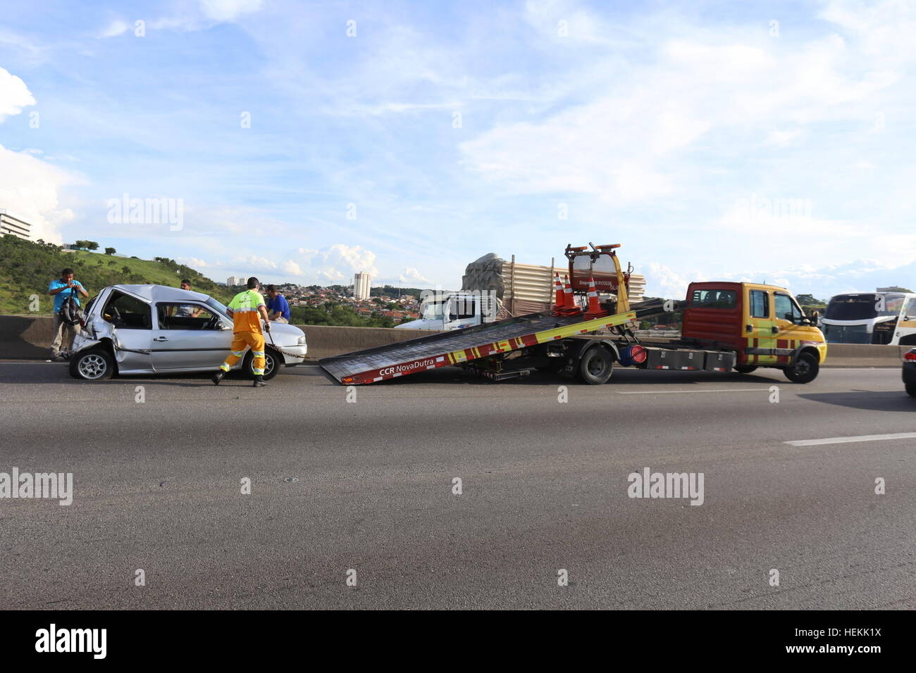 SÃO José dos Campos, SP - 22.12.2016: ACIDENTE DE TRÂNSITO NA RODOVIA KM 146 - incidente stradale nel Presidente Dutra all'altezza del km 146 in São José dos Campos, SP, il giovedì (22). (Foto: Luis Lima Jr/Fotoarena) Foto Stock