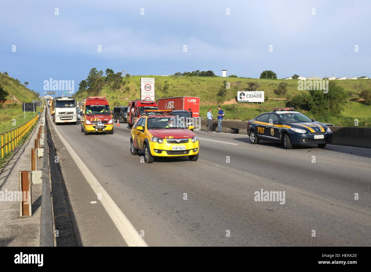 SÃO José dos Campos, SP - 22.12.2016: ACIDENTE DE TRÂNSITO NA RODOVIA KM 146 - incidente stradale nel Presidente Dutra all'altezza del km 146 in São José dos Campos, SP, il giovedì (22). (Foto: Luis Lima Jr/Fotoarena) Foto Stock