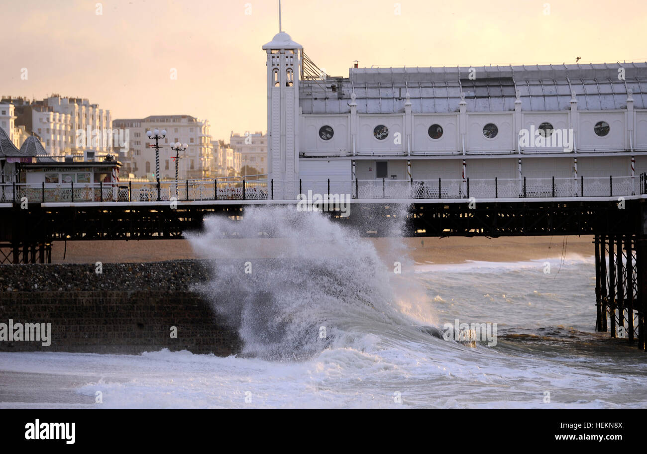 Brighton Sussex Regno Unito 23 Dicembre 2016 - onde infrangersi sulla spiaggia di Brighton come tempesta Barbara si aspetta di colpire la Gran Bretagna più tardi oggi con venti previsione di raggiungere fino a 90 mph in Scozia fotografia scattata da Simon Dack Credito: Simon Dack/Alamy Live News Foto Stock