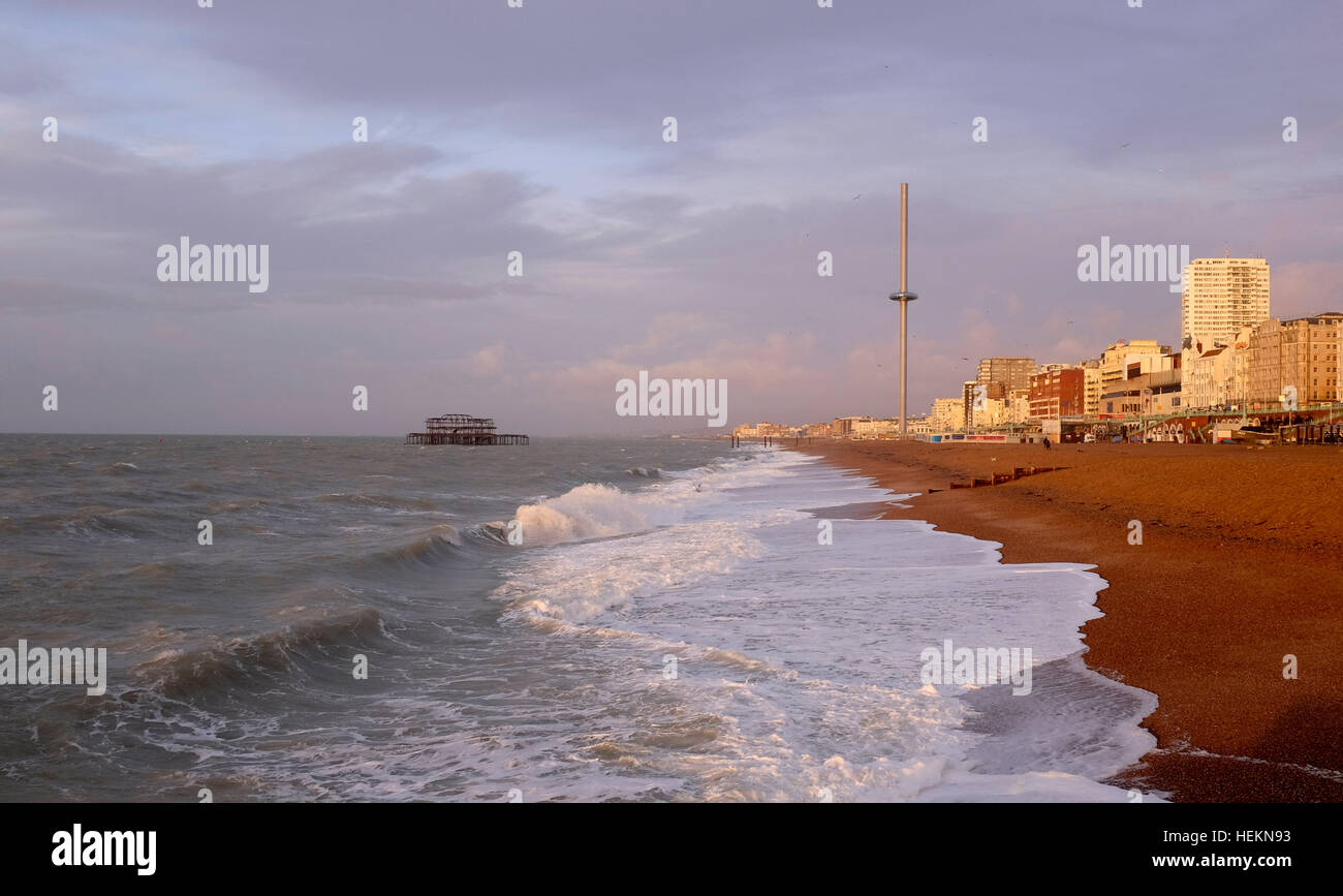 Brighton Sussex Regno Unito 23 Dicembre 2016 - una bella mattina sul lungomare di Brighton e Spiaggia come tempesta Barbara si aspetta di colpire la Gran Bretagna più tardi oggi con venti previsione di raggiungere fino a 90 mph in Scozia fotografia scattata da Simon Dack Credito: Simon Dack/Alamy Live News Foto Stock