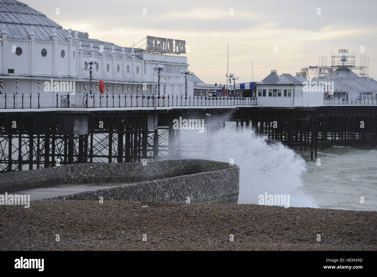 Brighton Sussex Regno Unito 23 Dicembre 2016 - onde infrangersi sulla spiaggia di Brighton come tempesta Barbara si aspetta di colpire la Gran Bretagna più tardi oggi con venti previsione di raggiungere fino a 90 mph in Scozia fotografia scattata da Simon Dack Credito: Simon Dack/Alamy Live News Foto Stock