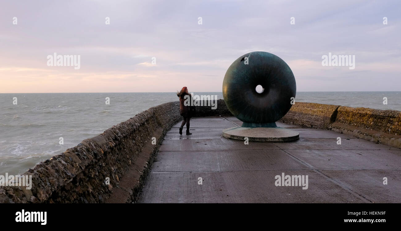 Brighton Sussex Regno Unito 23 Dicembre 2016 - Visitatori godere una tonificante passeggiata sul lungomare di Brighton come tempesta Barbara si aspetta di colpire la Gran Bretagna più tardi oggi con venti previsione di raggiungere fino a 90 mph in Scozia fotografia scattata da Simon Dack Credito: Simon Dack/Alamy Live News Foto Stock
