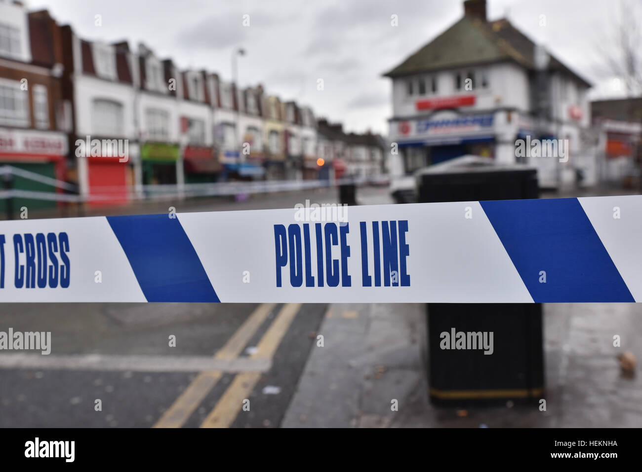 Turnpike Lane, Londra, Regno Unito. Il 23 dicembre 2016. Accoltellato della scena del crimine in Turnpike Lane strade cordoned fuori come ricerca di polizia Foto Stock