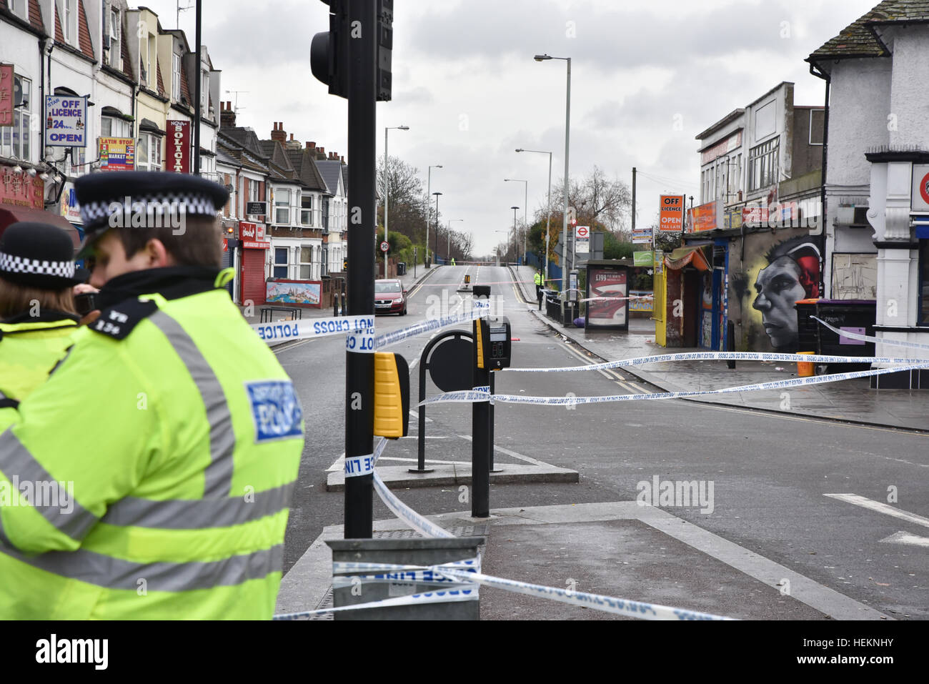 Turnpike Lane, Londra, Regno Unito. Il 23 dicembre 2016. Accoltellato della scena del crimine in Turnpike Lane strade cordoned fuori come ricerca di polizia Foto Stock