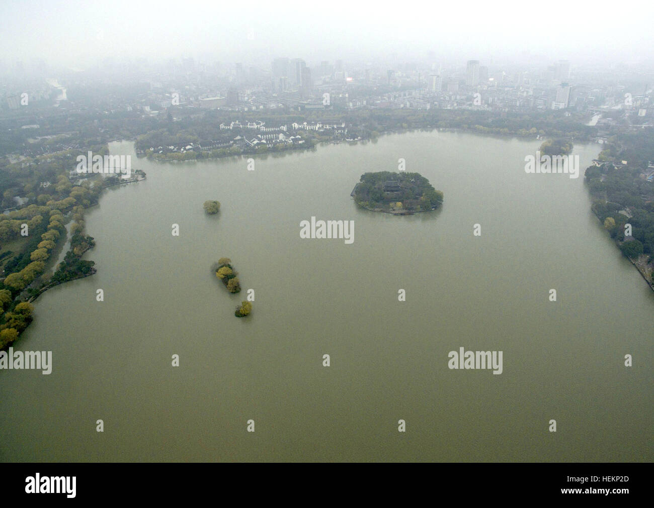 Hangzhou. 22 Dic, 2016. Foto aeree prese a Dic. 22, 2016 mostra il lago del Sud nella città di Jiaxing, est della Cina di Provincia dello Zhejiang. La qualità delle acque della Provincia di Zhejiang ha notevolmente migliorato in quanto il governo provinciale nel 2013 ha proposto un piano di cinque trattamenti su acqua -- Impianto di trattamento delle acque reflue, controllo di inondazione, scarico, garantendo la fornitura di acqua e di promuovere la conservazione dell'acqua. © Han Chuanhao/Xinhua/Alamy Live News Foto Stock