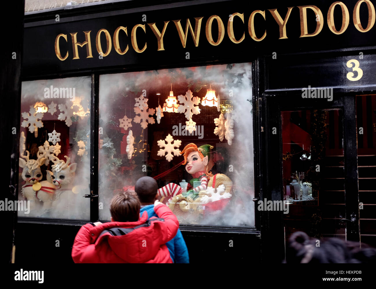 Brighton Sussex, Regno Unito. 23 Dic, 2016. Christmas Shopper godetevi la festosa window display presso la famosa Choccywoccydoodah negozio di cioccolato nelle corsie Brighton © Simon Dack/Alamy Live News Foto Stock