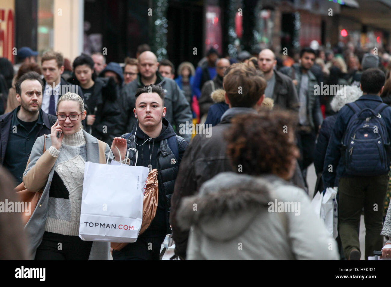 Oxford Street, Londra, Regno Unito. 23 Dic, 2016. Oxford street occupato con gli acquirenti con solo due giorni a sinistra fino al giorno di Natale © Dinendra Haria/Alamy Live News Foto Stock