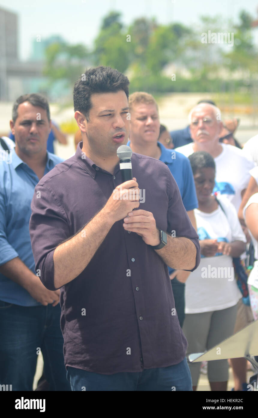 Rio De Janeiro, Brasile. 23 Dic, 2016. Il sindaco di Rio, Eduardo Paes e il ministro dello sport Leonardo Picciani, ha annunciato Venerdì (23), il trasferimento della gestione di arene sportive nel Parco Olimpico Bar e includono la via Olimpica trasformato nel tempo libero area aperta al pubblico parco olimpico con campi sportivi e skate park, in Barra da Tijuca a ovest della città di Rio de Janeiro area. Nella foto: il ministro dello sport, Leonardo Picciani. © Luiz Gomes/FotoArena/Alamy Live News Foto Stock