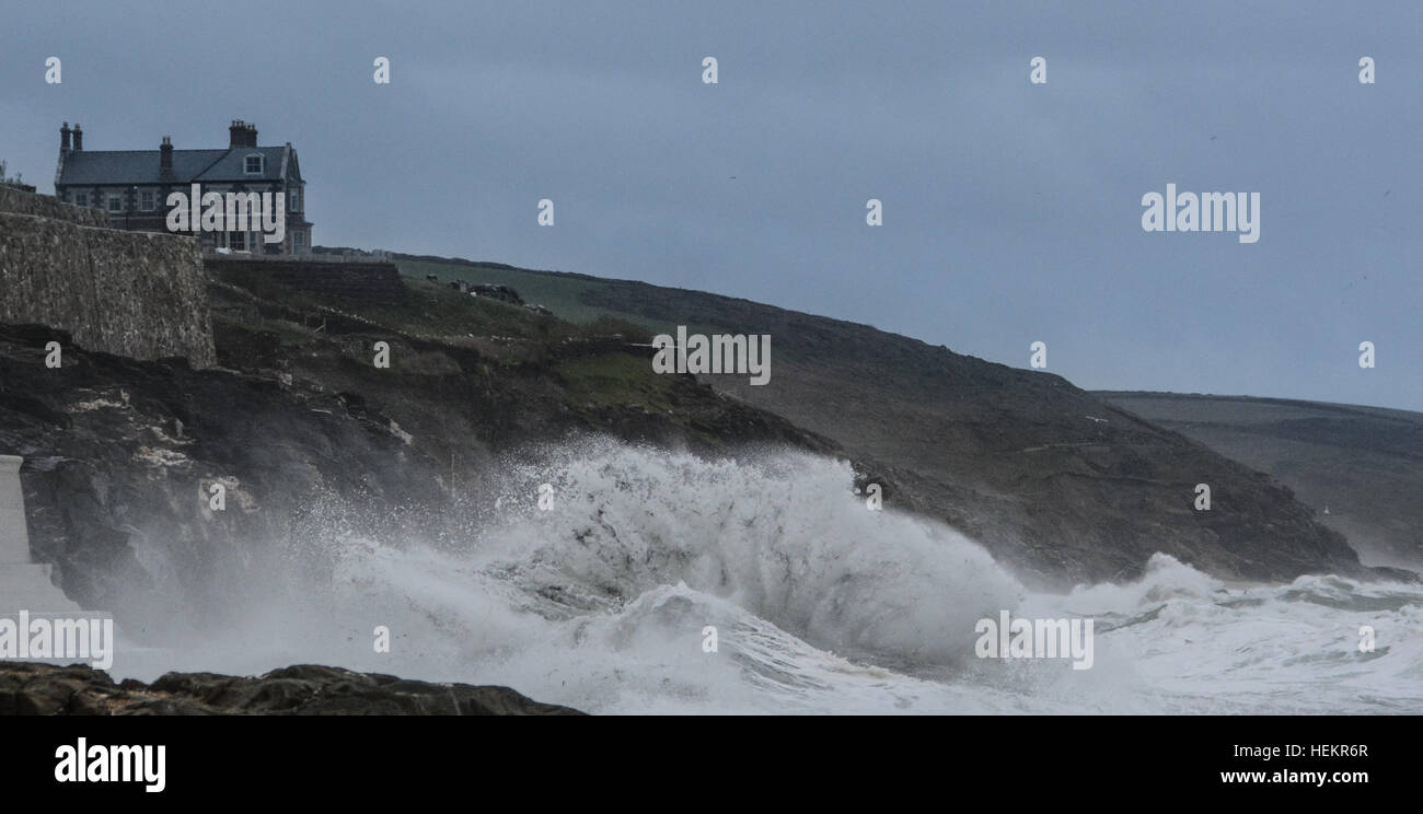 Porthleven, Cornwall, Regno Unito. Il 23 dicembre 2016. Regno Unito Meteo. Venti forti e onde enormi pastella la costa a Porthleven come tempesta Barbara hits Cornwall a marea alta. Credito: Simon Maycock/Alamy Live News Foto Stock