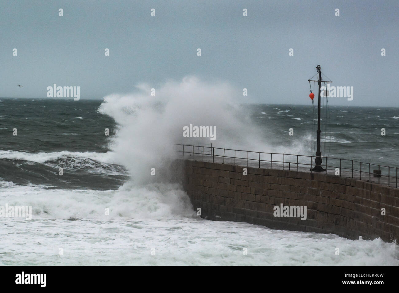 Porthleven, Cornwall, Regno Unito. Il 23 dicembre 2016. Regno Unito Meteo. Venti forti e onde enormi pastella la costa a Porthleven come tempesta Barbara hits Cornwall a marea alta. Credito: Simon Maycock/Alamy Live News Foto Stock