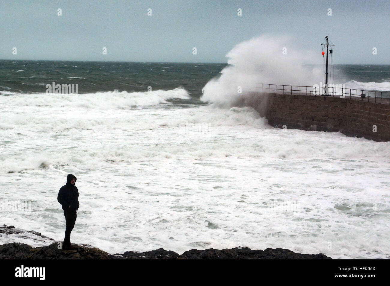 Porthleven, Cornwall, Regno Unito. Il 23 dicembre 2016. Regno Unito Meteo. Venti forti e onde enormi pastella la costa a Porthleven come tempesta Barbara hits Cornwall a marea alta. Credito: Simon Maycock/Alamy Live News Foto Stock