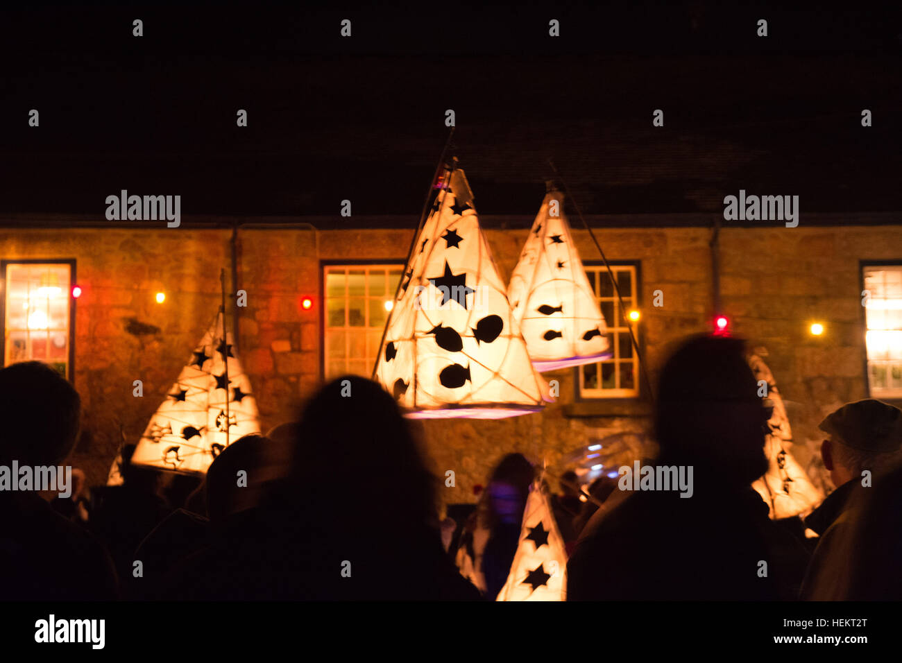 Mousehole, Cornwall, Regno Unito. Il 23 dicembre 2016. Tom Bawcocks i festeggiamenti della vigilia a Mousehole. La leggenda narra che Tom Bawcock Mousehole salvato dalla carestia da andare a pescare in una violenta tempesta. Durante la festa di un grafico a torta Stargazy viene realizzato e viene servita gratuitamente nella nave Inn. Tempesta Barbara si spense appena in tempo per il festival di procedere con un cielo terso che appaiono un'ora prima della processione era dovuta all'inizio. Credito: Simon Maycock/Alamy Live News Foto Stock