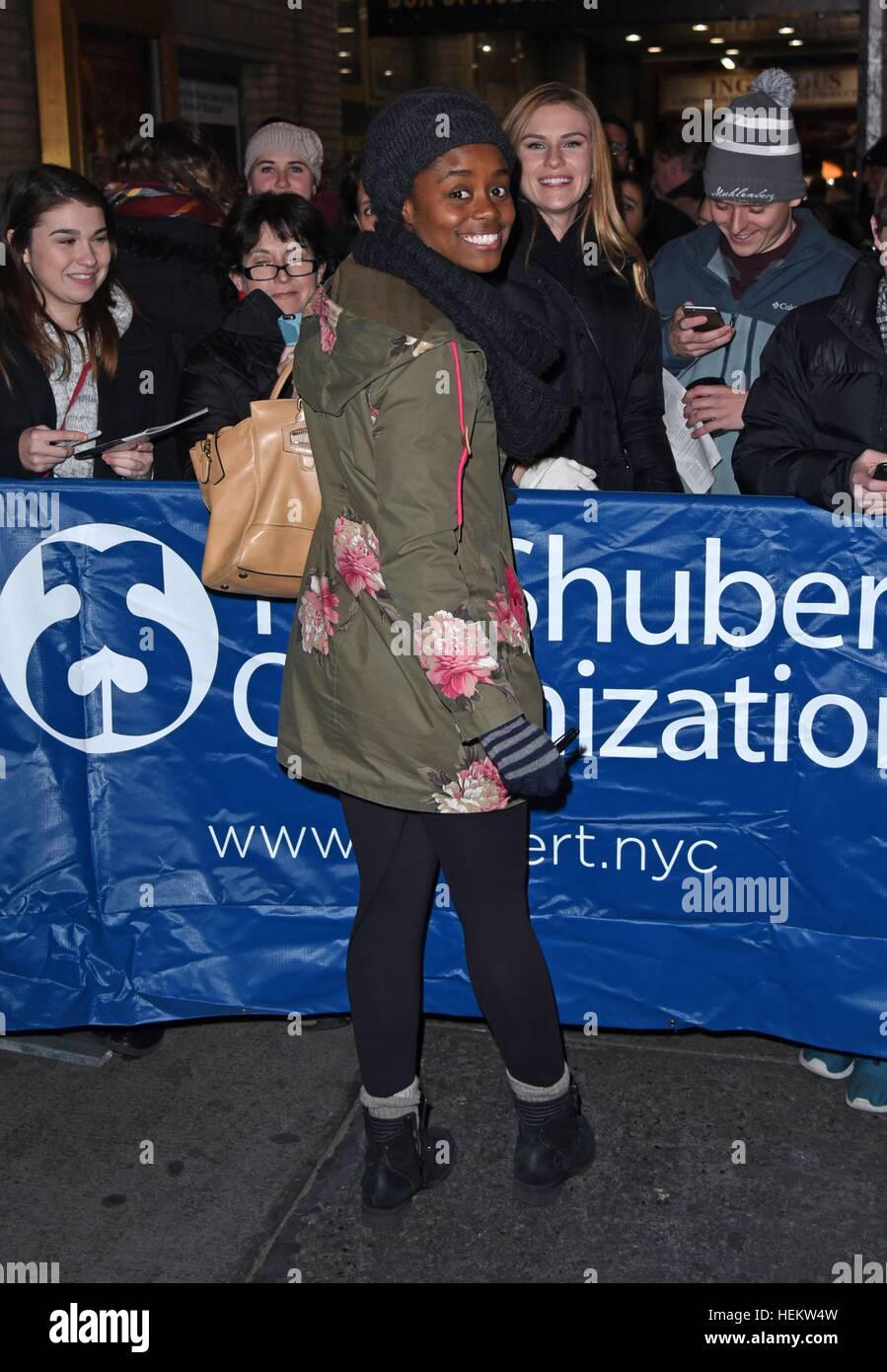 New York, NY, STATI UNITI D'AMERICA. 23 Dic, 2016. Denee Benton esce dal teatro imperiale dopo il suo gioco "Natascia, Pierre & la grande cometa del 1812' fuori e circa per celebrità Candids - Ven, New York, NY Dicembre 23, 2016. © Derek Storm/Everett raccolta/Alamy Live News Foto Stock