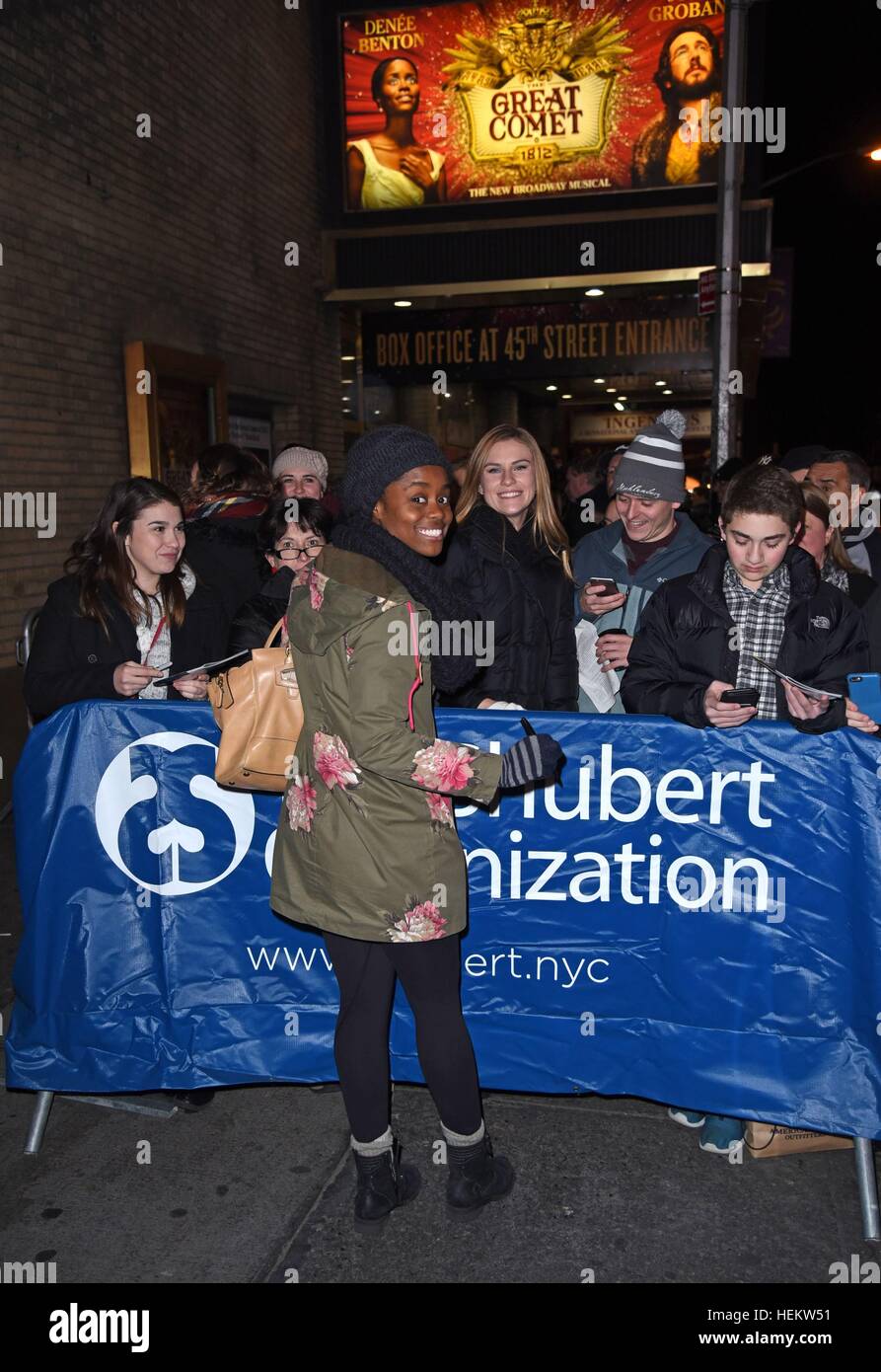 New York, NY, STATI UNITI D'AMERICA. 23 Dic, 2016. Denee Benton esce dal teatro imperiale dopo il suo gioco "Natascia, Pierre & la grande cometa del 1812' fuori e circa per celebrità Candids - Ven, New York, NY Dicembre 23, 2016. © Derek Storm/Everett raccolta/Alamy Live News Foto Stock