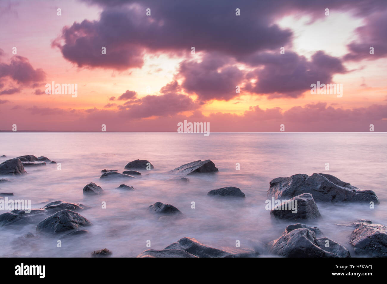 Mousehole, Cornwall, Regno Unito. Il 24 dicembre 2016. Regno Unito Meteo. Il peggio della tempesta Barbara ha superato il sud ovest, lasciando una calma mounts bay mare questo alla vigilia di Natale. Credito: Simon Maycock/Alamy Live News Foto Stock