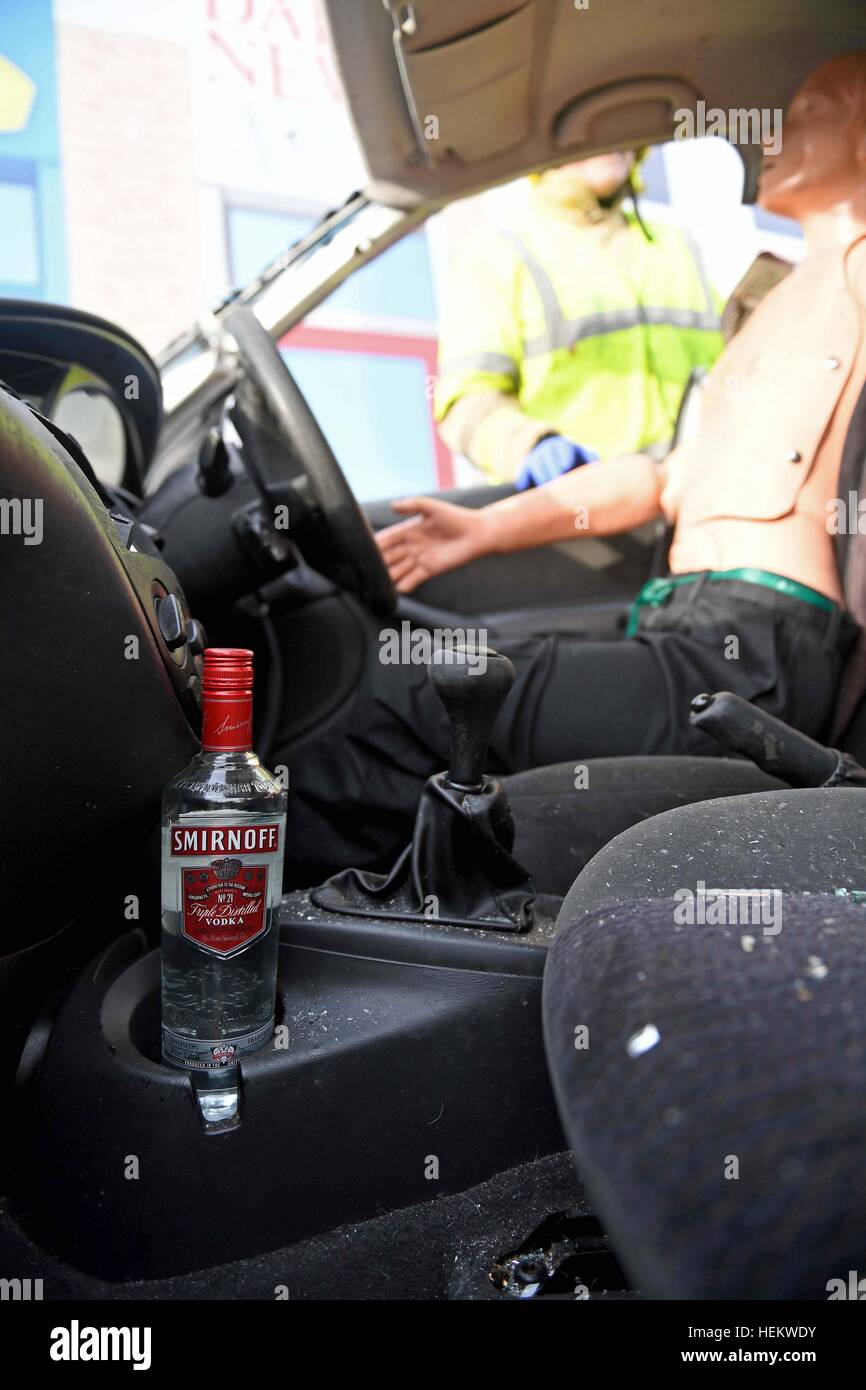 Bottiglia di alcool in un auto durante una dimostrazione di un incidente,  REGNO UNITO Foto stock - Alamy