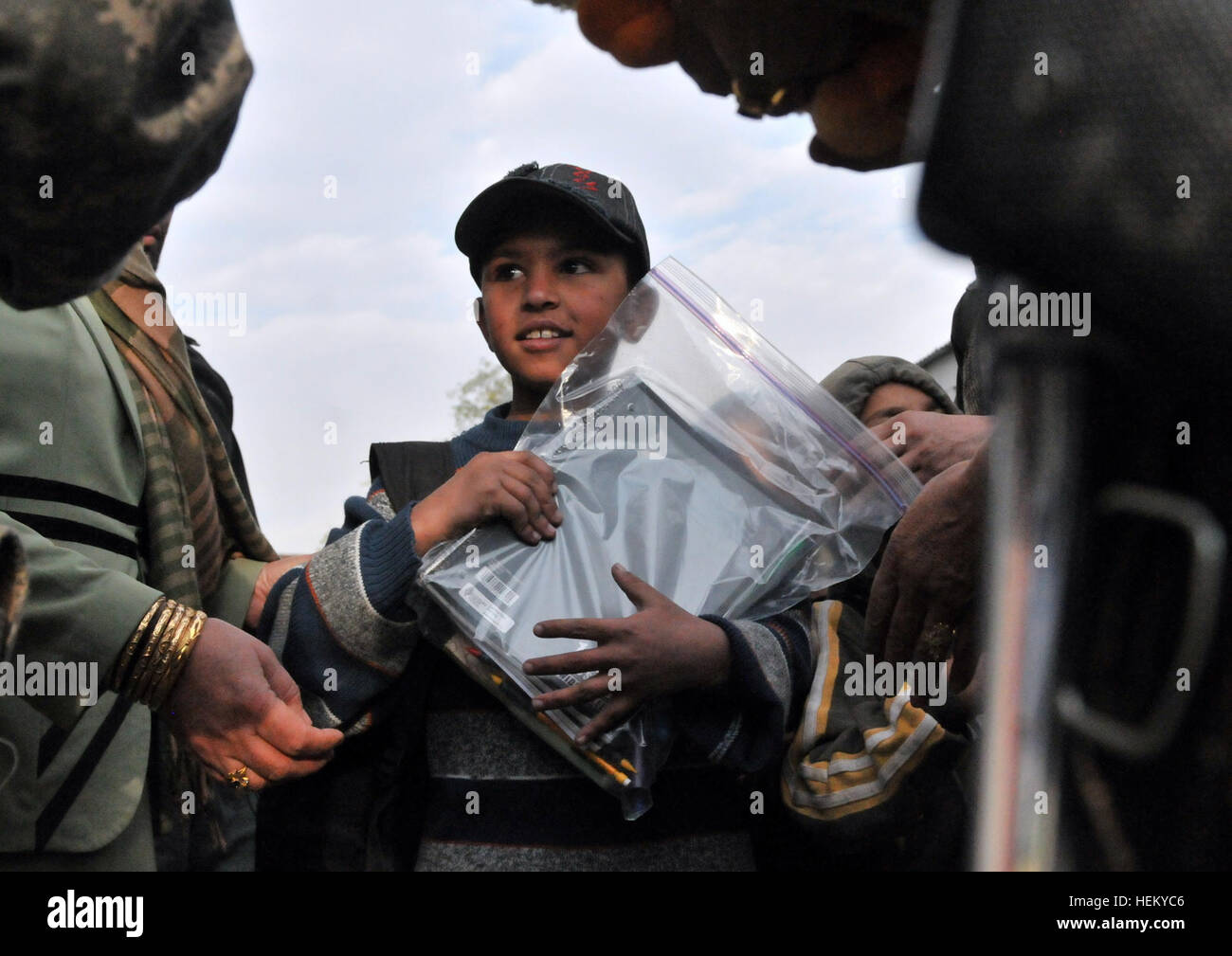 Uno studente presso la Bibi Mahrow school di Kabul. Truppe dal medico di Embedded Team di formazione presso il nuovo composto di Kabul e la sede della U.S. Forze - Afghanistan consegnate forniture donati alla scuola Ottobre 12. Le truppe USA donare forniture a Kabul scuola 473028 Foto Stock