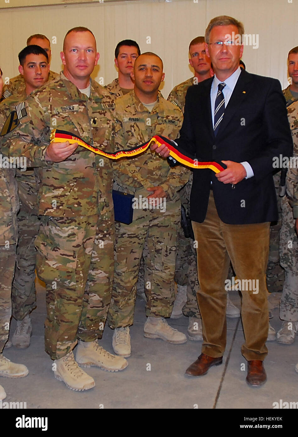 CAMP MARMAL, Afghanistan -- Lt. Col. Michael Burns (sinistra), nativo di nuovo Brockton, Ala., detiene un streamer aggiudicato al 1° ACB con il Presidente Christian Wulff di Germania (a destra) ott. 17. Wulff ha parlato con i principali leader e dai soldati durante una visita a sorpresa di coalizione base Camp Marmal e onorato the1st ACB con questo streamer. (U.S. Esercito foto di Sgt. Richard Wrigley, 1a ACB, 1° Cav. La Divisione degli affari pubblici) Christian Wulff Camp Marmal Afghanistan 2011 Foto Stock