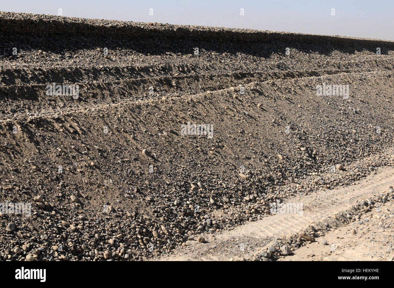 La roccia è rimosso da un asciugò il letto del fiume nel villaggio di fare'ab, Panjwa'i distretto, provincia di Kandahar. Da strategicamente cavare il rock, il letto del fiume diventerà un ostacolo per i ribelli che fino ad ora sono stati in grado di muoversi liberamente a nord e a sud attraverso il villaggio, emplacing esplosivi improvvisati dispositivi e impostazione di imboscate. Query su strada 477513 Foto Stock