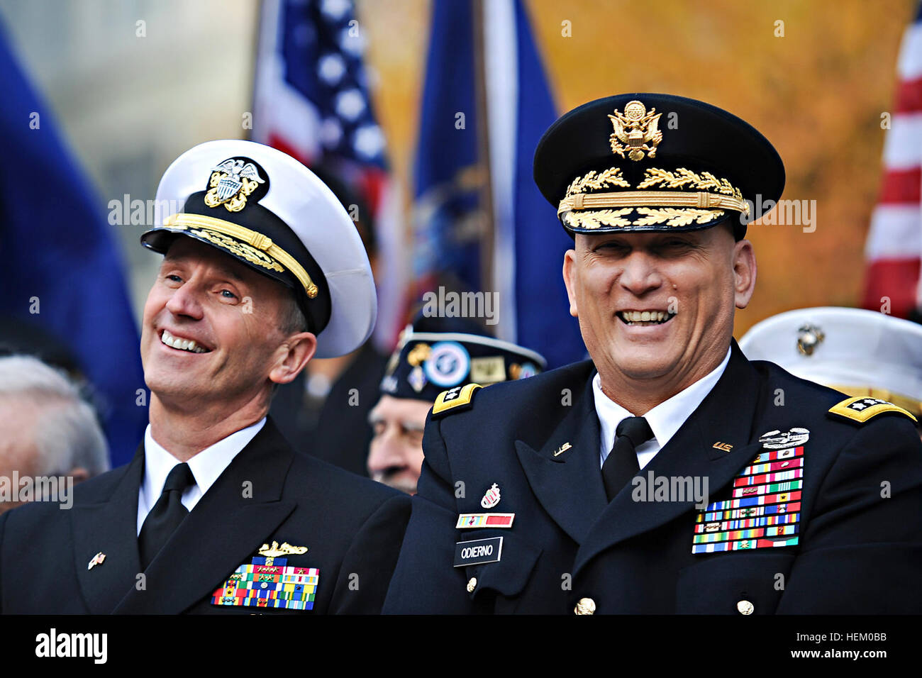 Capo di operazioni navali Adm. Jonathan W. Greenert e Capo di Stato Maggiore dell Esercito gen. Raymond T. odierno condividono un ride dopo i commenti fatti dal Senatore Charles "Chuck Schumer" durante la giornata dei veterani di attività a Madison Square Park di New York City e New York in onore dei veterani di guerra nov. 11, 2011. (U.S. Foto dell'esercito da Staff Sgt. Teddy Wade/ Rilasciato) Defense.gov photo essay 111111-A-AO884-344 Foto Stock