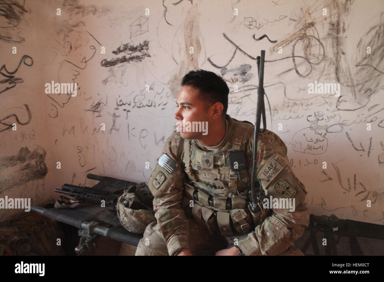 Stati Uniti Army Spc. Daniel Ochoa, da Bell Gardens, California, della Task Force Black Knight, una società 2-28, 3-66th Armor reggimento 172nd della brigata di fanteria, guarda fuori dalla finestra a scuola nel villaggio di Sar Howza come egli attende la notte per spostarsi nel villaggio di Marzak, provincia Paktika, Afghanistan, nov. 13, 2011. Il funzionamento dello Jutland 111113-A-NH920-076 Foto Stock