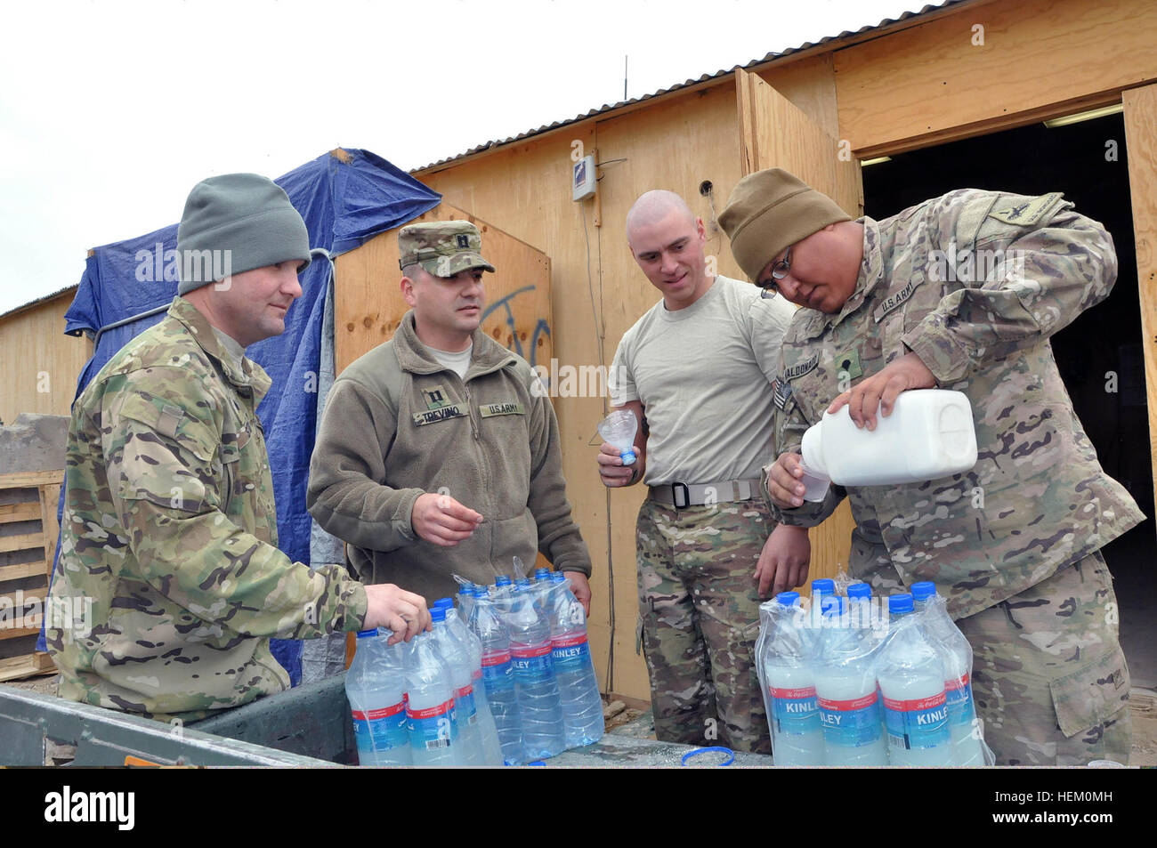 (Sinistra-destra) Sgt. Robert Stone un medic e nativo di Wayland, Mich Capt. Reginald Trevino, il battaglione chirurgo e nativo di Denver, Cpl. Josh Archer, senior società Alpha medic e nativo di Monroe, Mich e SPC. Alex Maldonado, un medic e nativo di San Antonio, versare la polvere di cloro in litro di bottiglie di acqua per la pulizia di docce e fare acqua potabile per uso nelle attività quotidiane come il lavaggio della biancheria, sul combattimento avamposto Sultan Khel, nella provincia di Wardak, Afghanistan, nov. 26, 2011. Tutti i soldati sono assegnati al 2° Battaglione, quinto reggimento di fanteria basata a Fort Bliss, Texas. (U.S. Foto Stock