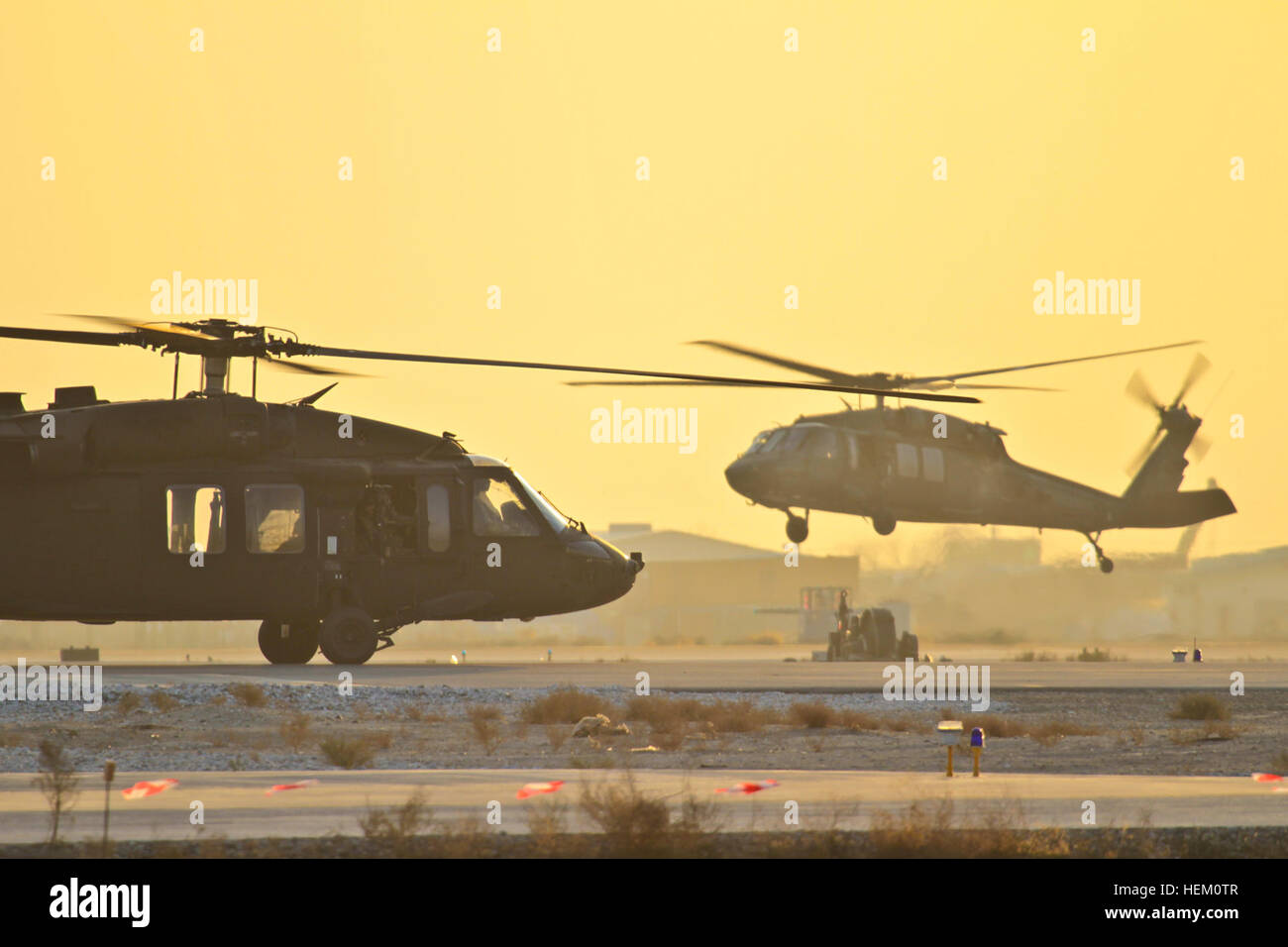 Due Stati Uniti Esercito UH-60 Black Hawk elicotteri si prepara per il decollo a Bagram Air Field, Afghanistan, Dicembre 4, 2011. Flickr - STATI UNITI Esercito - Black Hawk di caricamento verticale Foto Stock