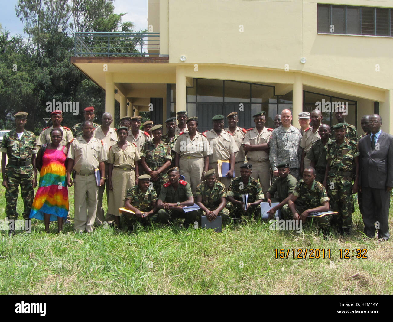 Stati Uniti Esercito cappellani Africa Col. Jonathon McGraw e il Mag. Allen ha viaggiato a Bujumbura, Burundi, al fine di condurre un corso di formazione di cinque giorni symposium in partenariato con il Burundi Ministero della Difesa prestatori di servizi medici e cappellani di sviluppare strategie per ridurre gli effetti negativi per le risposte a combattere-relative stressors e sfide di reintegrazione con le famiglie. Otto del Burundi????????s 10 esercito cappellani, lungo con sei degli otto psichiatri militare e esercito 16 infermieri e i funzionari hanno partecipato al seminario e hanno condiviso la loro lotta e lo stress operativo esperienze con McGraw e Staley. Stati Uniti Esercito Col. Jonathon McGr Foto Stock