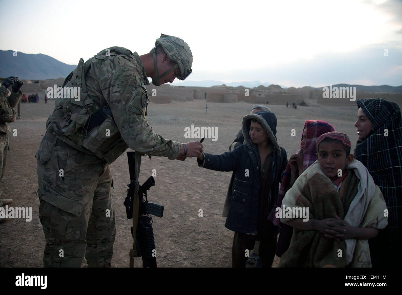 Un soldato da Charlie truppa, 2-38 Cav. Gioca con i bambini da Janák Kalay durante la Viper pugnale, Kandahar, Afghanistan, gen. 4. Lo scopo di questa missione è stato quello di scoraggiare i talebani con la gente del posto per nascondere il contrabbando. Distribuito qui a sostegno dell'Operazione Enduring Freedom, il Fort Hood-basato i soldati sono stati responsabili della Southern Area di Kandahar a partire dal mese di luglio. Task Force Viper combattere il funzionamento 120104-A-RX742-152 Foto Stock
