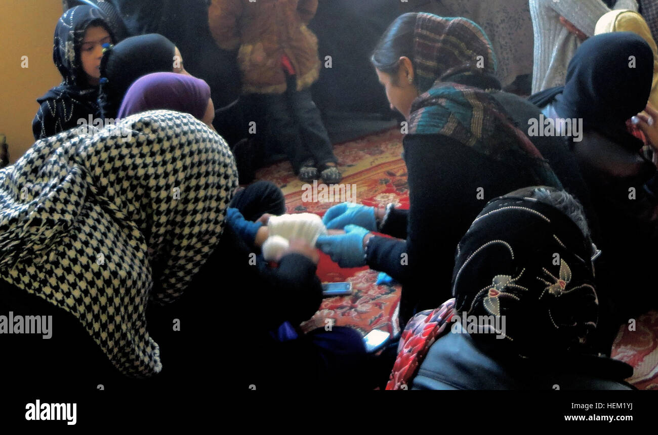 Provincia di Logar, Afghanistan - Insegnanti di Pul-e-Alam andare oltre le tecniche insegnate da esercito Sgt. Jessica Keown, nativo di Palmer, Al., durante un primo corso di soccorritore in data 18 gennaio. (U.S. Foto dell'esercito da esercito Spec. Kathryn Carlisle) 'Bulldog' Soldato educa le donne afghane di primo soccorso procedure 515125 Foto Stock